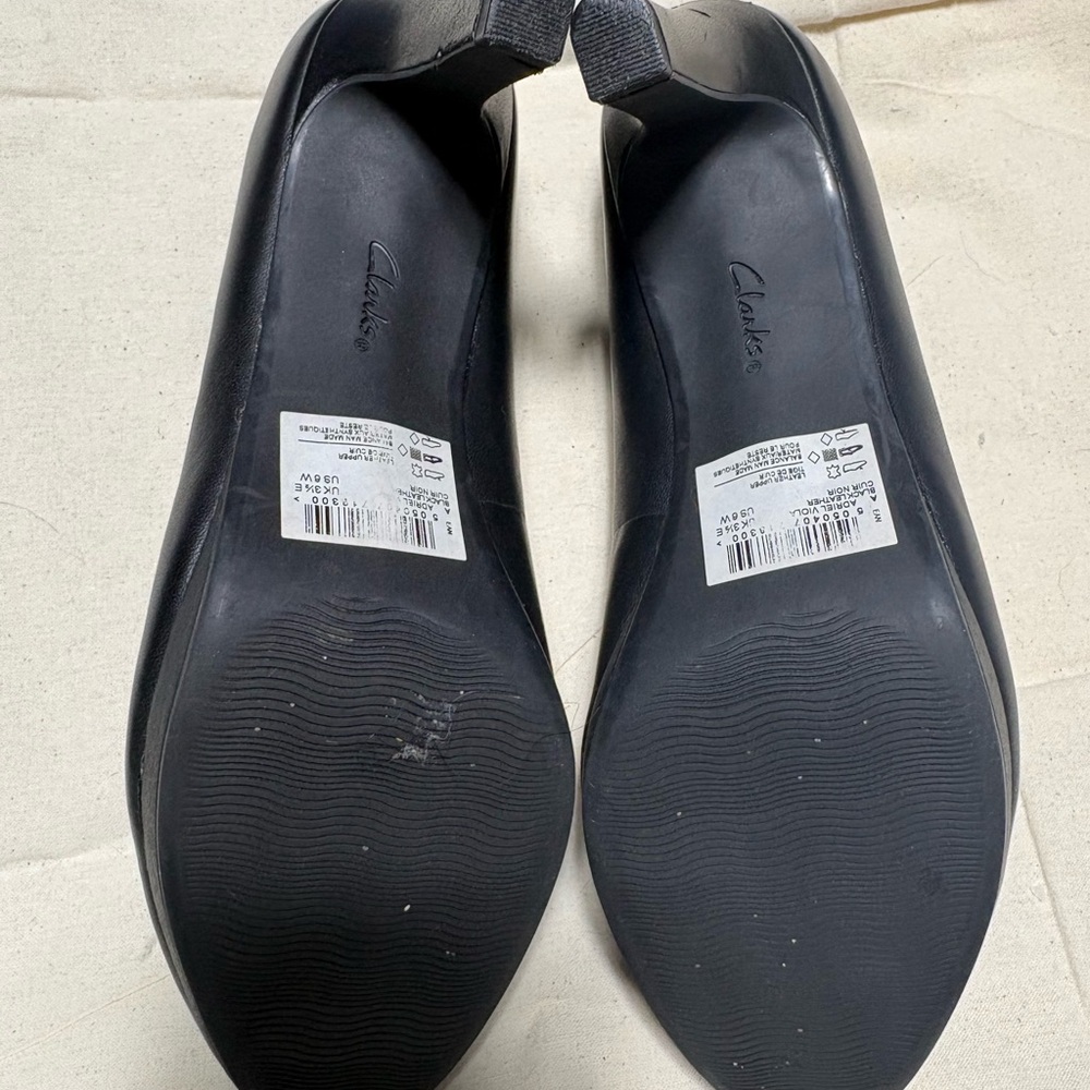 Clarks Women's Black Leather heels. - Picture 7 of 8